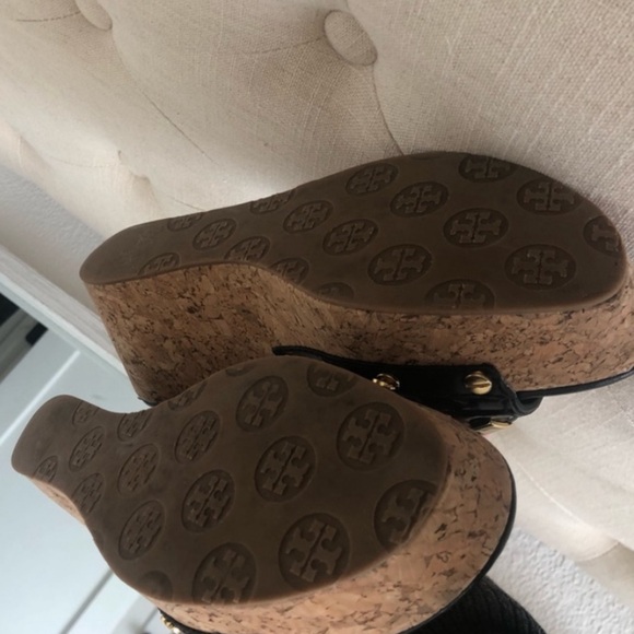 Tory Burch Pamela cork wedge black patent leather and gold sandals-NEW - Picture 3 of 5